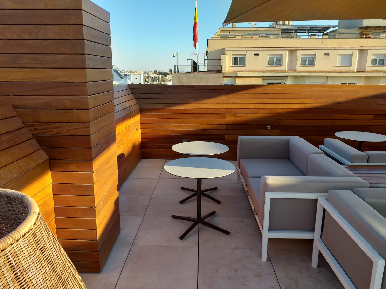 Obra con tarima de madera de cumaru amarelo
