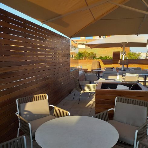 Obra con tarima de madera de cumaru amarelo