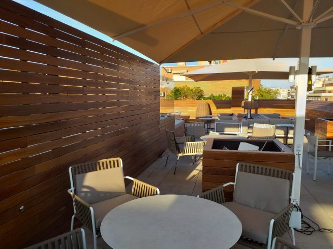 Obra con tarima de madera de cumaru amarelo
