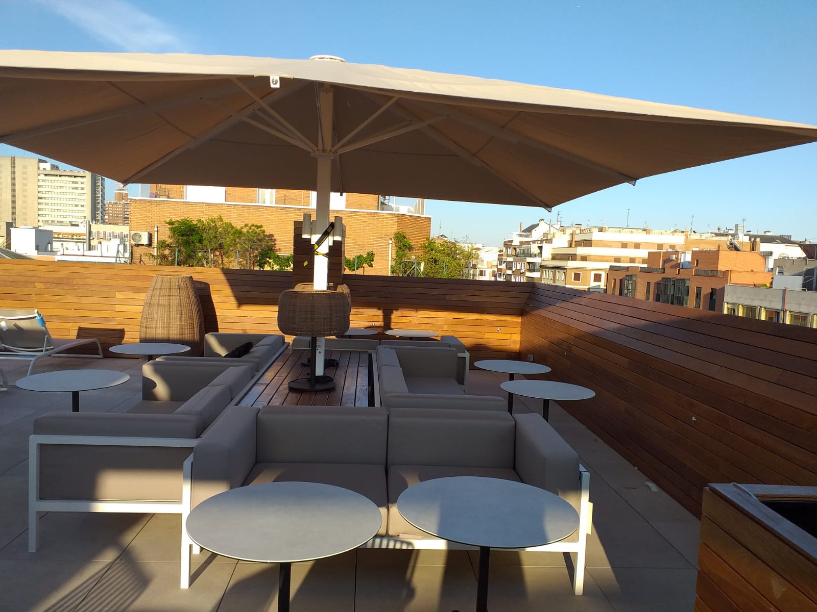 Obra con tarima de madera de cumaru amarelo