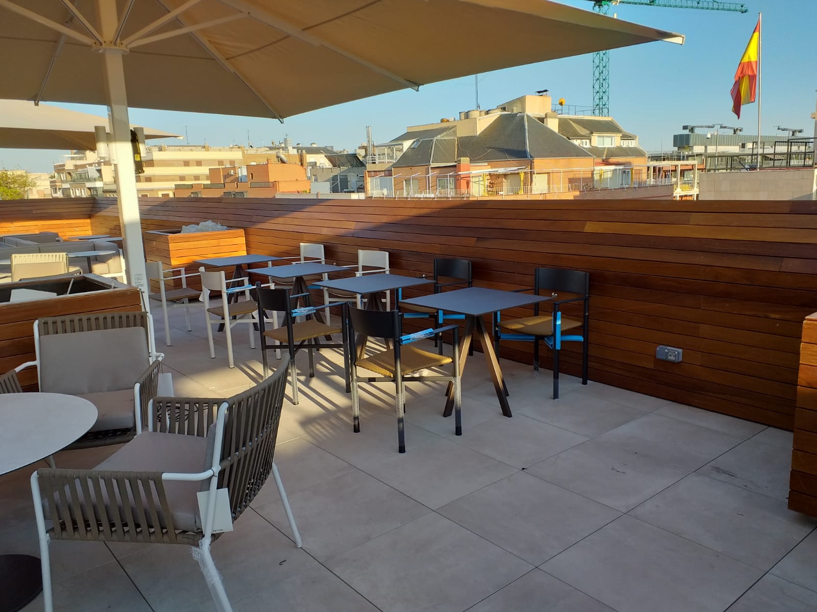 Obra con tarima de madera de cumaru amarelo