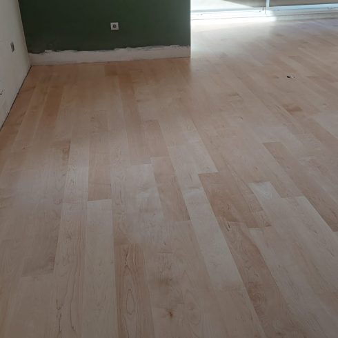 proveedores de tarima de arce barnizado