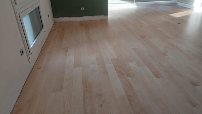 proveedores de tarima de arce barnizado