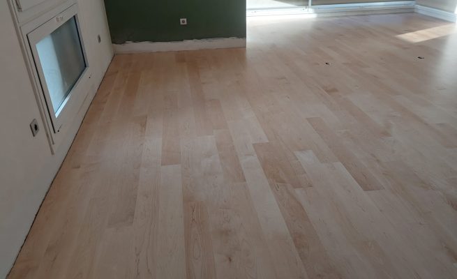 proveedores de tarima de arce barnizado