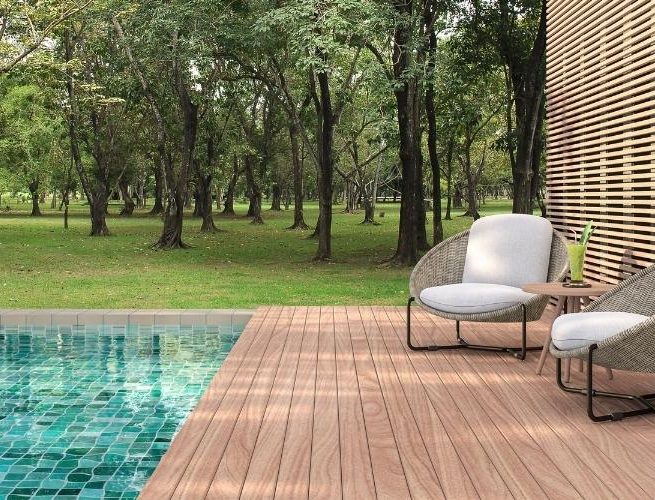Suelo de madera alrededor de piscina