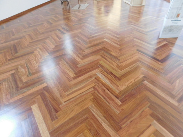 Proyecto con tarima de madera de elendo