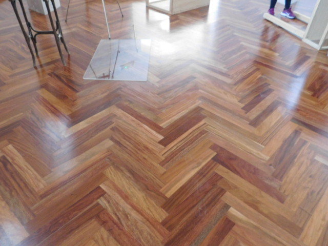 Proyecto con tarima de madera de elendo