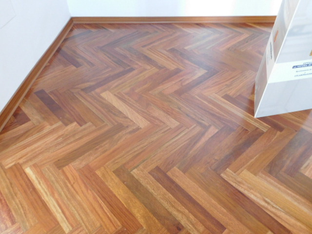 Proyecto con tarima de madera de elendo