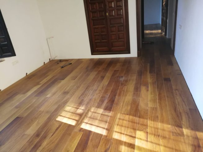Proyecto con tarima de madera de iroko