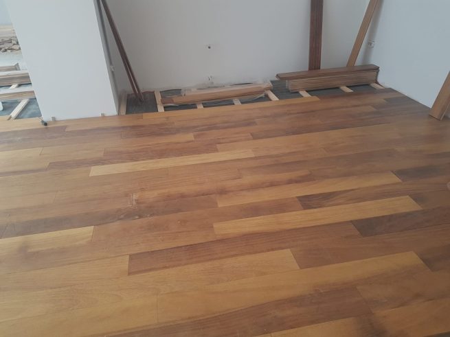 Proyecto con tarima de madera de iroko