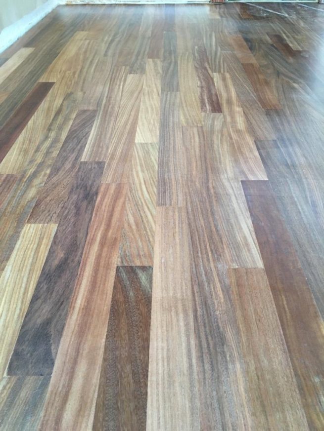 Proyecto con tarima de madera de elendo