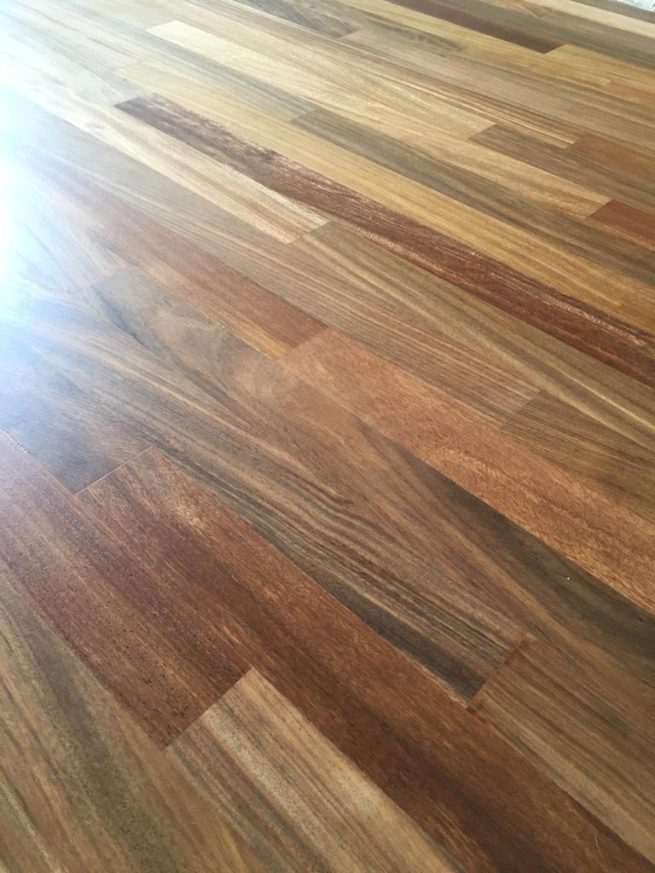 Proyecto con tarima de madera de elendo