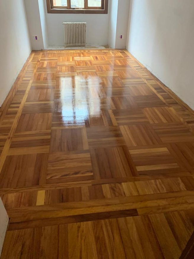 Proyecto con tarima de madera de iroko