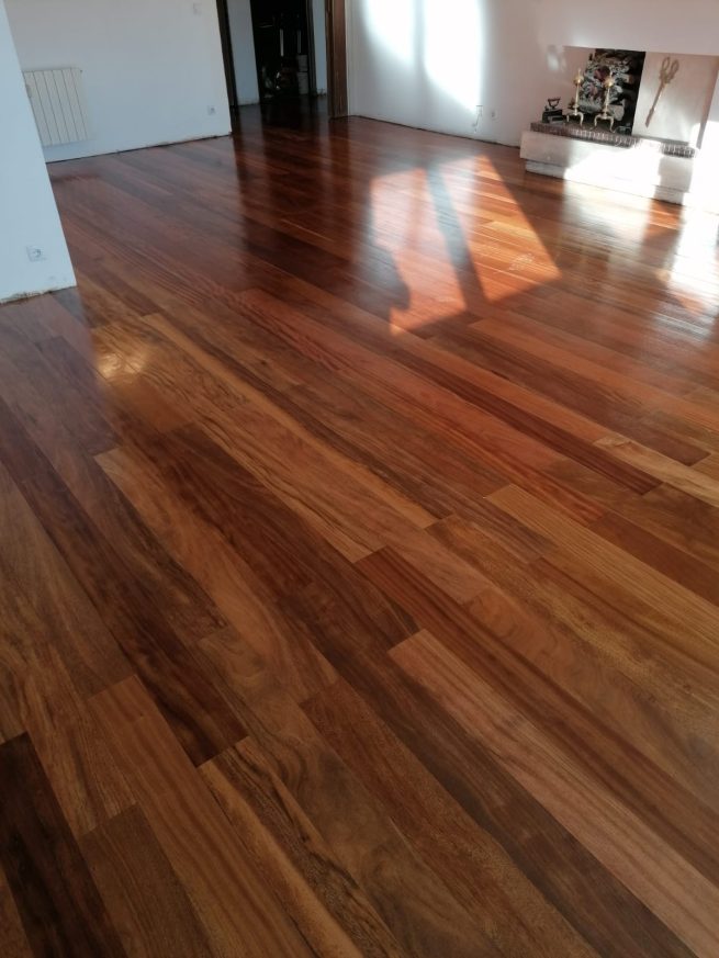 Proyecto con tarima de madera de elendo