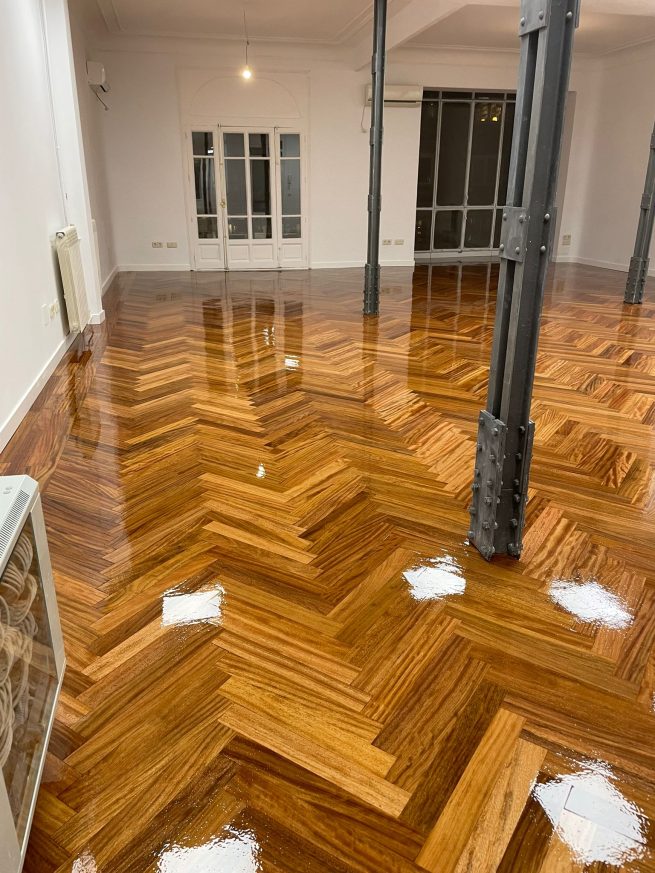 Proyecto con tarima de madera de elendo